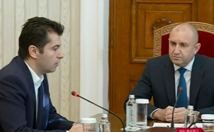 Кирил Петков и Румен Радев по време на консултациите
