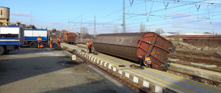 На гара Раднево дерайлираха два вагона на товарен влак. Те