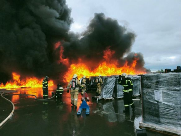 Голям пожар избухна в склад за торове в град Раменское