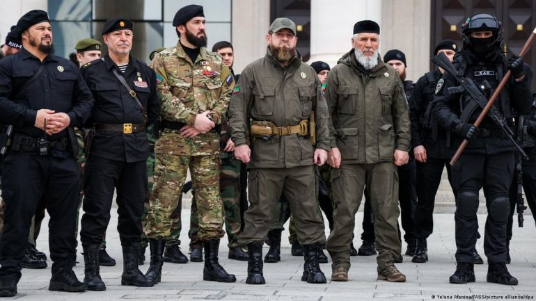 Кадиров сред свои бойци в Чечения. Снимка: Yelena Afonina/TASS/picture alliance/dpa