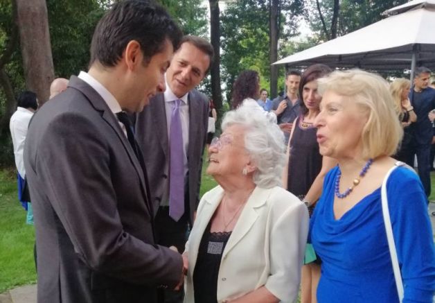 Премиерът Петков с 91-годишната българка