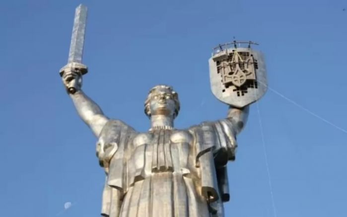 Лилия Ржеутская Монументът Родината майка се издига край Киев на