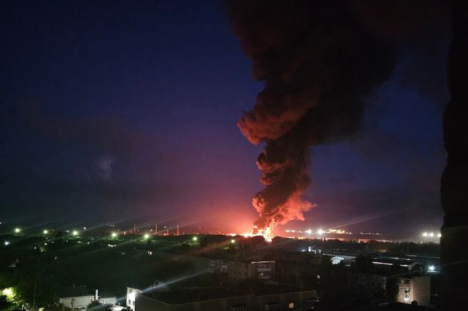 Няколко петролни склада са запалени след атака с дронове рано