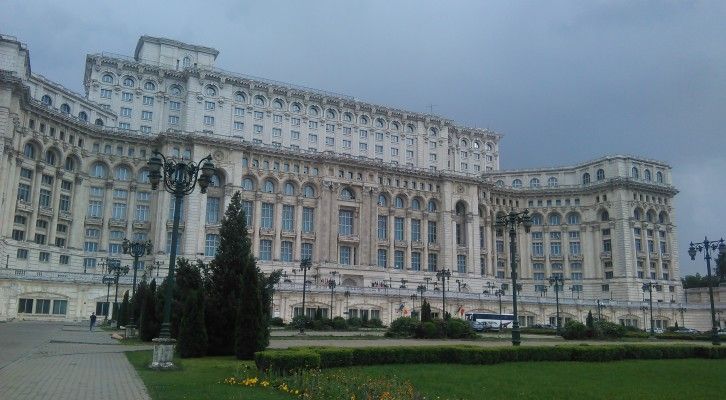 Чудовищен скандал избухна в понеделник в парламента на Румъния, като
