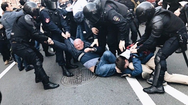 Сблъсъци между полиция и демонстранти избухнаха при протест в град