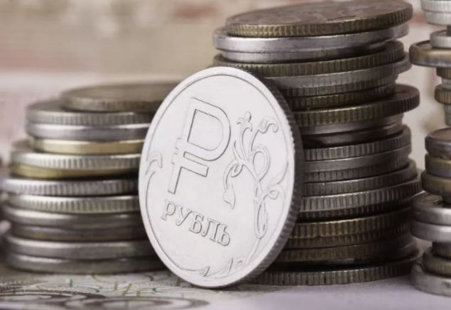 Руската рубла продължава стремително да губи стойност, слизайки под нивата