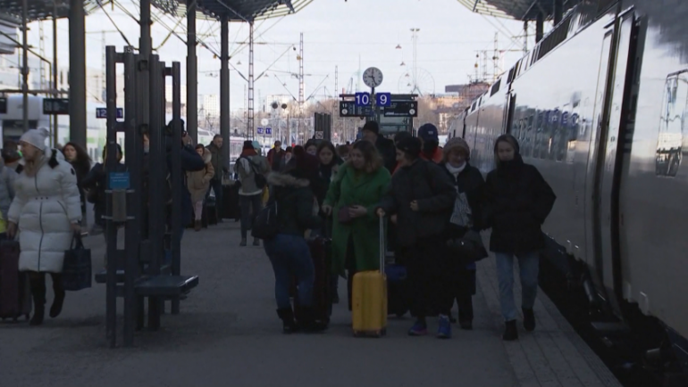 Стотици руски пътници пълнят влакове от Санкт Петербург до столицата