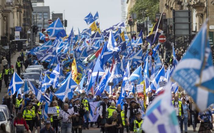 Хиляди шотландци, подкрепящи независимостта, излязоха в събота на шествие в