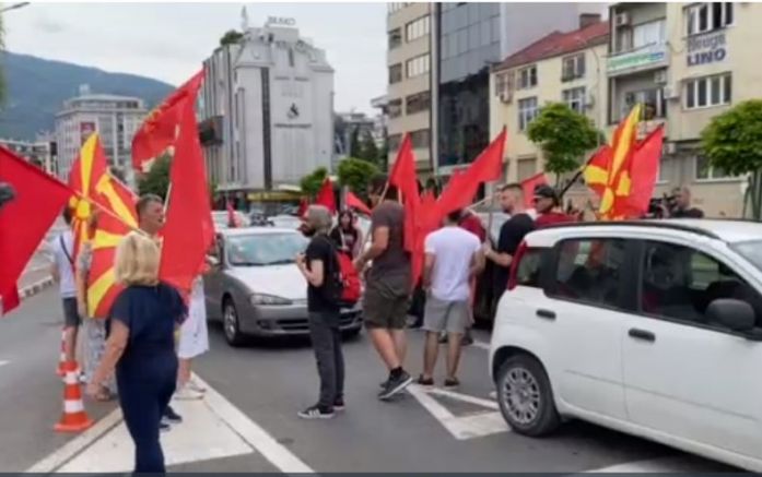 Започнаха блокади в Скопие - граждани, протестиращи срещу френското предложение