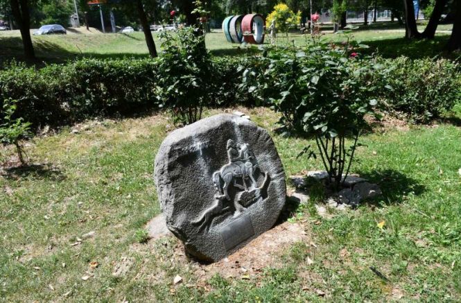 Снимка: Поругаха със свастика паметника на Мадарския конник в Скопие