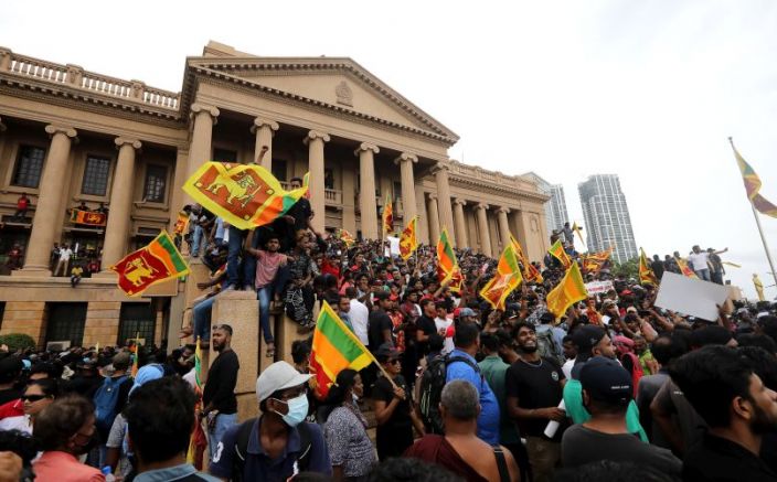 Хиляди протестиращи превзеха президентския дворец в Шри Ланка В страната