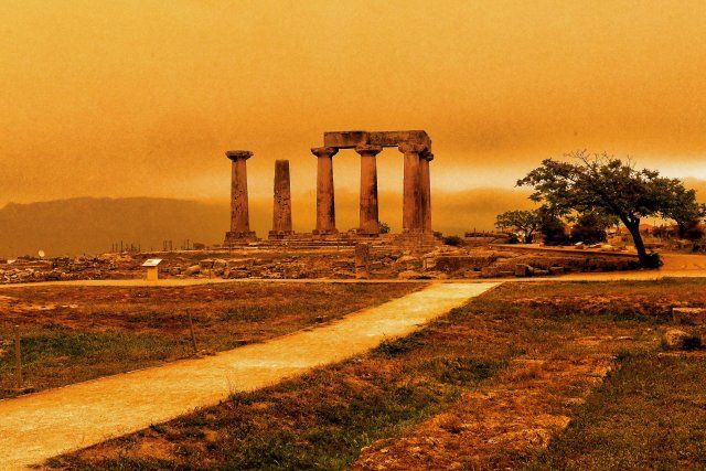 Небето над Южна Гърция се оцвети в ярко оранжево заради