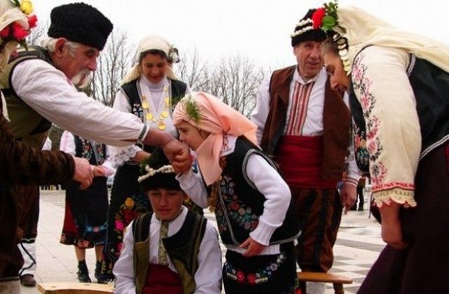 Българската православна църква почита днес църковния празник Неделя Сиропустна, наричан