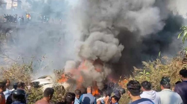 Самолет със 72 души на борда се разби в Непал,