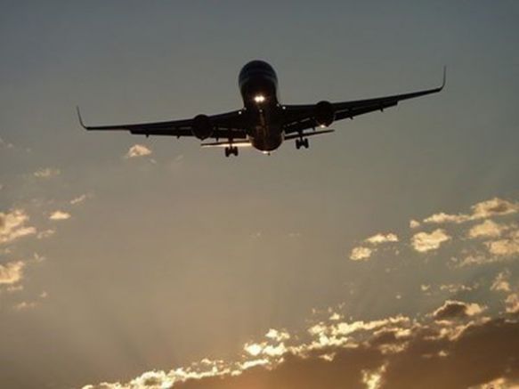 Самолет на авиокомпания Таром кацна аварийно в Букурещ. Излетял е