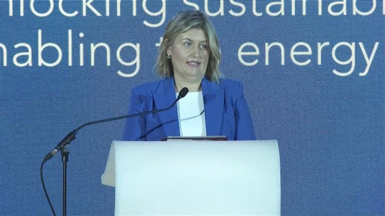 Министърът на енергетиката Саня Божиновска в кабинета на Християн Мицкоски