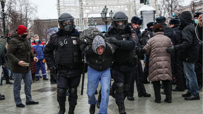 Броят на задържаните участници при антивоенните протести в Русия достигна