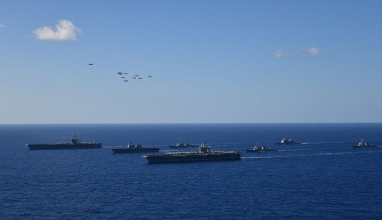 Десетина военни кораба на САЩ и Япония включително два американски