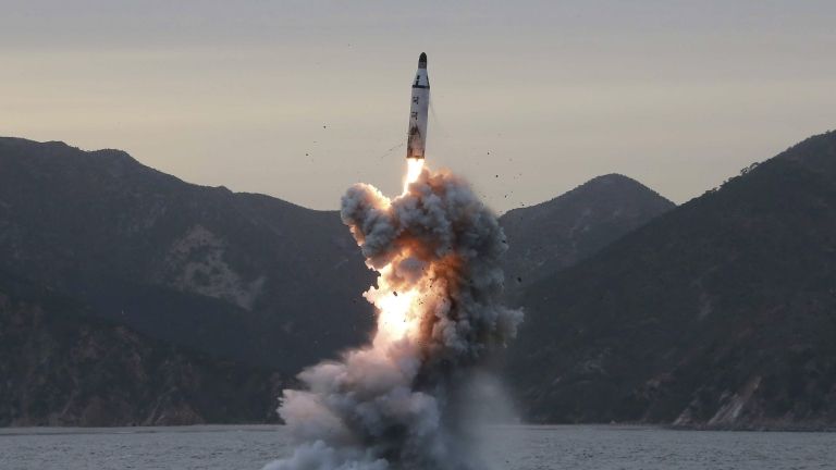 Северна Корея е изстреляла най-малко една балистична ракета в неделя,