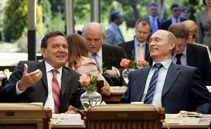 Бившият канцлер Герхард Шрьодер който смята руския президент Владимир Путин