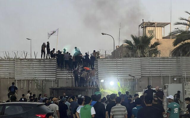 Протестиращи подпалиха посолството на Швеция в иракската столица Багдад.Шведските власти