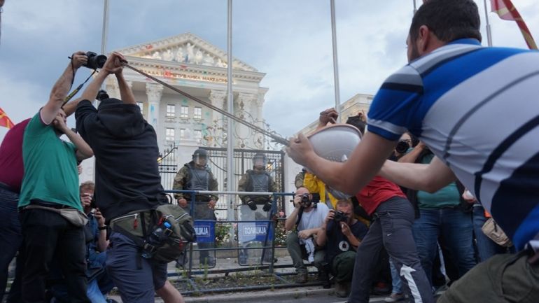 Четирима полицаи са ранени късно снощи в Скопие при протеста,