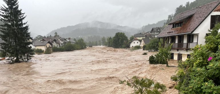 Наводнения в австрийската провинция Каринтия след като местна река е