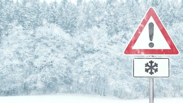 Сняг вали на старопланинските проходи Шипка и Република пътните настилки