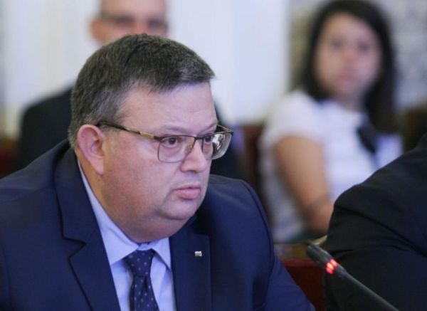 Парламентът ще реши за оставката на Сотир Цацаров като председател