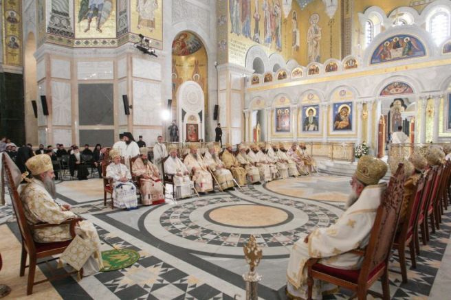 Сръбската православна църква обяви днес че установява пълно богослужебно и