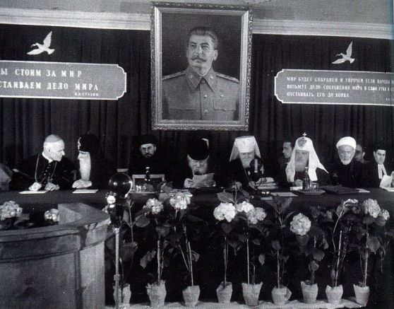 Руската църква заседава под портрета на бащата на народите