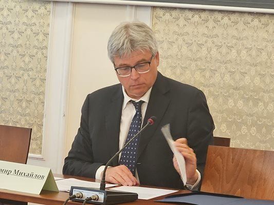 Депутатът от ПП-ДБ Васил Пандов обяви, че управителят на Здравната