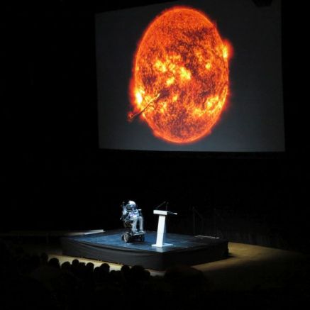 Стивън Хокинг по време на публична лекция в Стокхолм, 24 август 2015 г. Снимка: Уикипедия