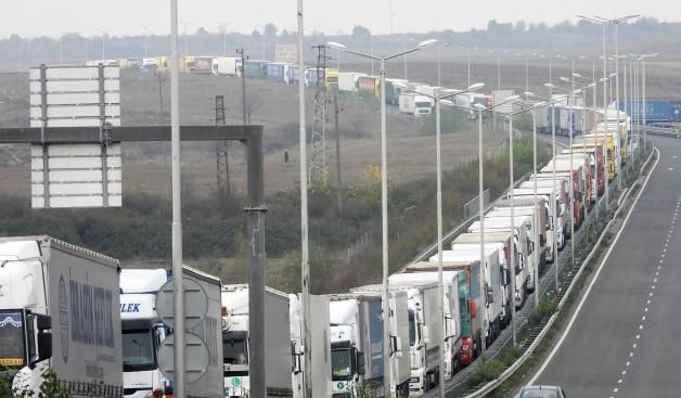 Повече от 24 часа десетки български камиони натоварени със стока