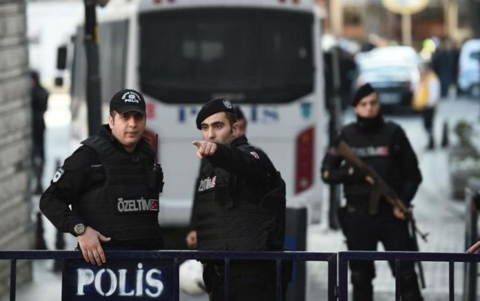 Турските власти съобщиха че са задържали над 470 души след