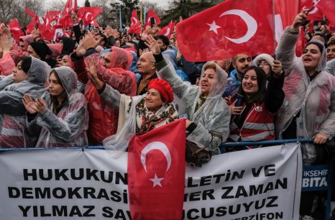 Хиляди граждани на Истанбул излязоха на протест срещу присъдата на