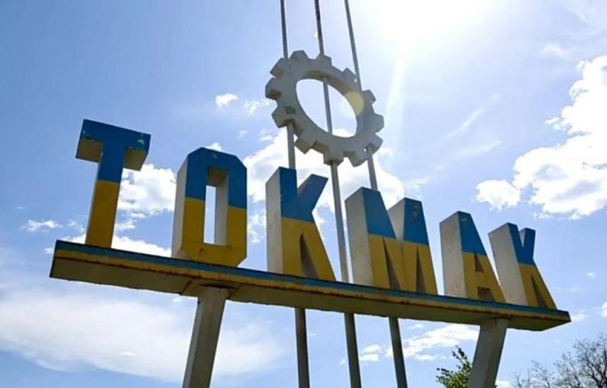 Окупационните власти в стратегически важния град Токмак в Запорожка област
