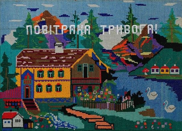 Парчета от каменна пита и традиционни украински гоблени чиито картини