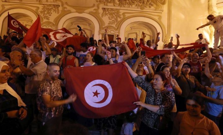 Привърженици на президента Каис Саид празнуват надмощието си на референдума