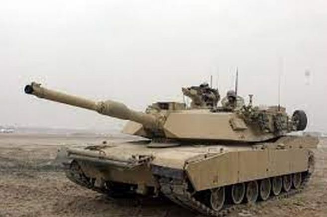 Украински военни, работещи с доставените от САЩ танкове Ейбрамс“, откриха