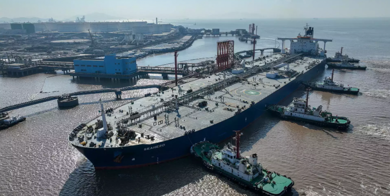 Три големи корабни компании спряха доставките на руски суров петрол