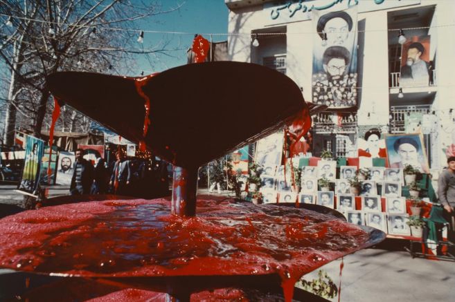 Водите на фонтани в иранската столица Техеран бяха оцветени в