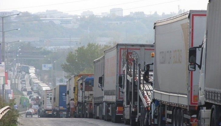 Продължава струпването на тежкотоварни камиони на Дунав мост Натоварени са