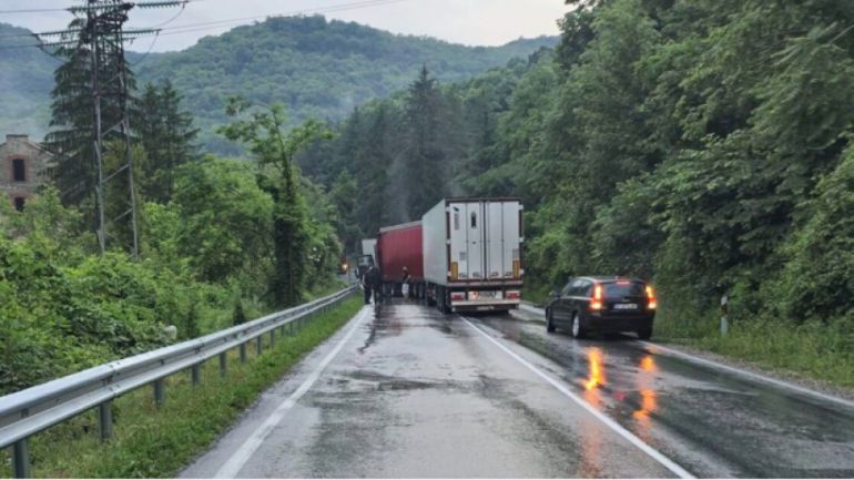 Верижна катастрофа с четири товарни автомобила затвори главния път Велико