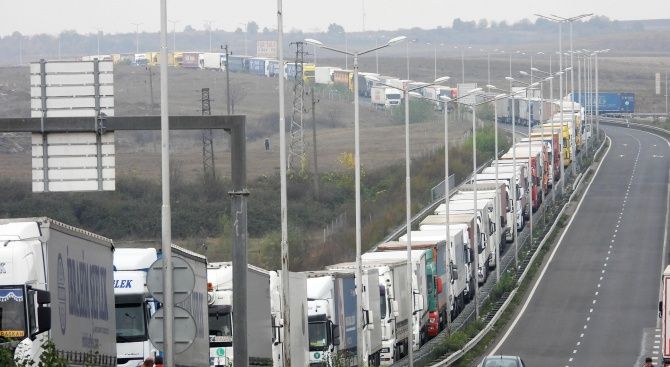 Повече от 20 хиляди камиона от Полша и Украйна са