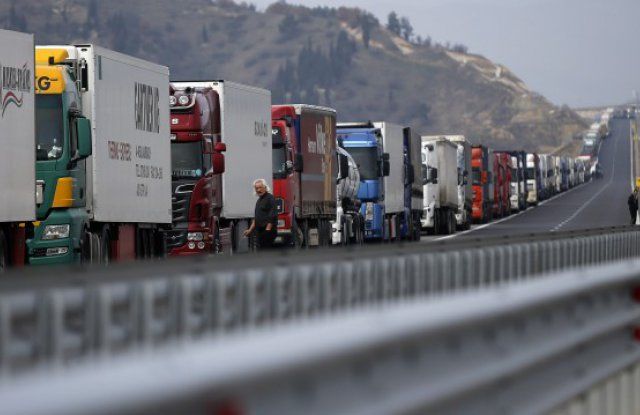Шофьори на тежкотоварни камиони, превозващи зърно, блокираха пътя преди ГКПП