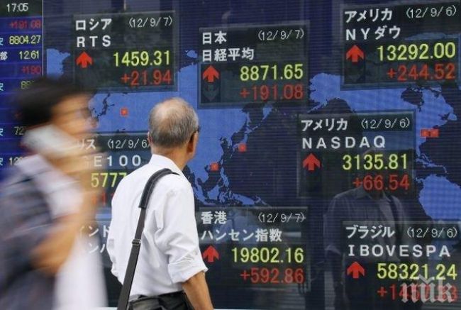 Акциите на борсата в Токио се сринаха а петролът започна