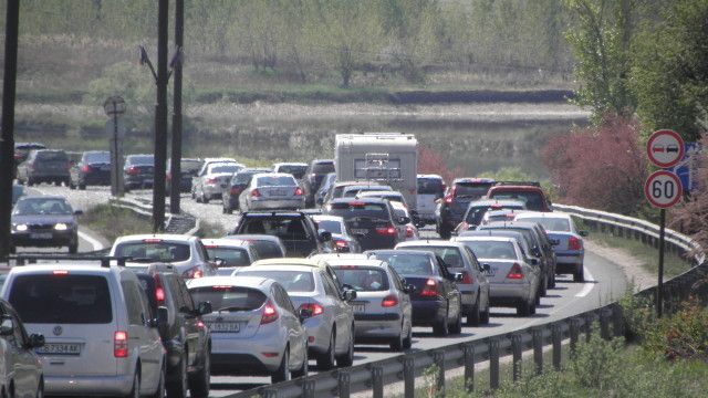 Интензивен трафик на входно изходните пътни артерии на София и по