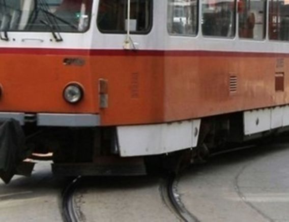 Жена е пострадала след като е била блъсната на трамвайни