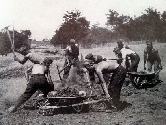 Робският труд при комунизма бе узаконен като Трудови войски
